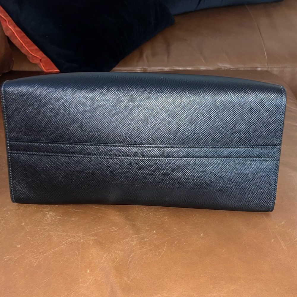 Medium Saffiano leather Prada
Monochrome bag - Picture 6 of 12